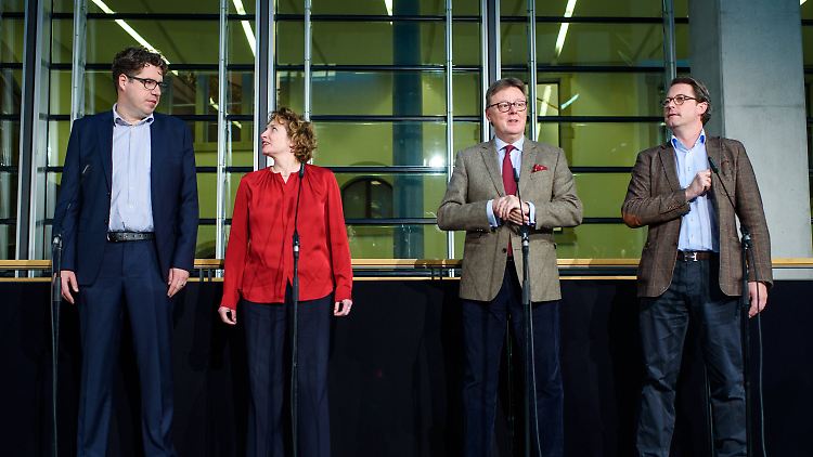 Die Generalsekretäre - beziehungsweise im Fall der CDU: der parlamentarische Geschäftsführer - tragen die Zwischenergebnisse vor.