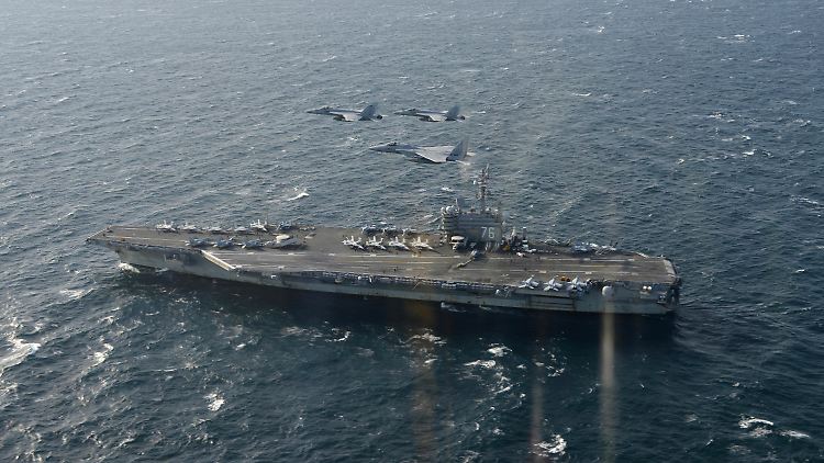 Militärübung von Kampfgruppen am Flugzeugträger "USS Ronald Reagan" von US- und japanischen Kampfjets.