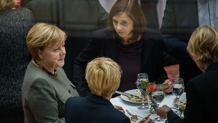 Merkel und Göring-Eckardt während einer Verhandlungspause - den Erfolg der Sondierungen stellen die Grünen nun in Frage.