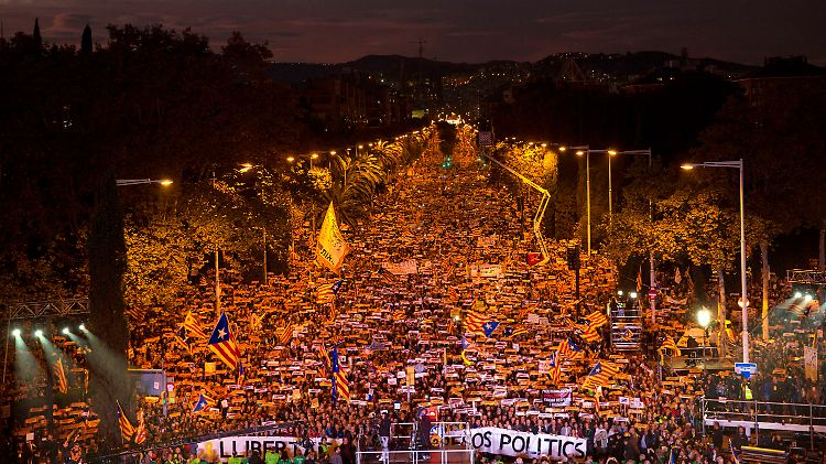 Hunderttausende demonstrierten in Barcelona für die Freilassung der inhaftierten Minister.