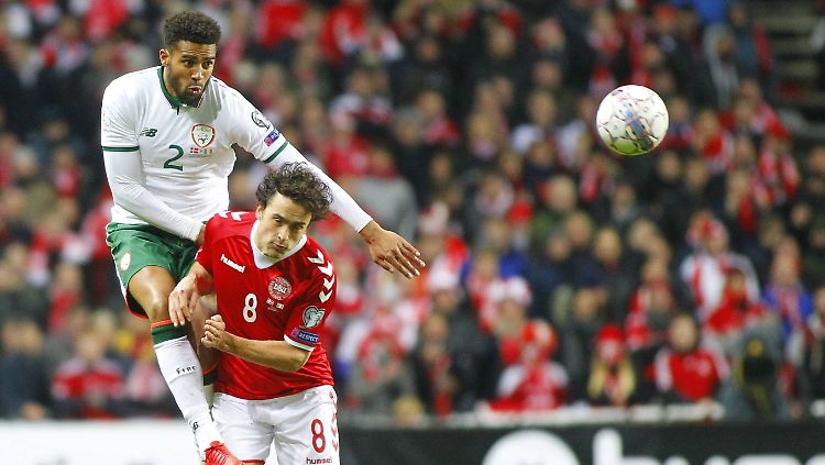 Cyrus Christie (Ireland) und Thomas Delaney (Dänemark) geraten aneinander.  