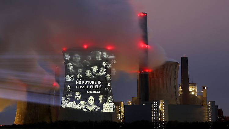 Am Freitag projizierten Greenpeace-Aktivisten den Satz "No Future in Fossil Fuels" (keine Zukunft für fossile Brennstoffe) an den Kühlturm des Braunkohlekraftwerks Neurath (NRW).