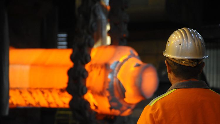Die Mitarbeiter der Metall- und Elektroindustrie wollen nicht nur sechs Prozent mehr Lohn.