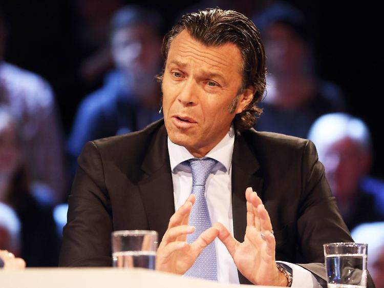 Urs Meier hat erneut die Einführung eines Profi-Schiedsrichters gefordert.