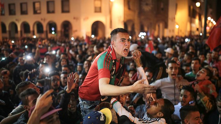 Fan kommt von fanatisch - wie dieser Mann in der  marokkanischen Stadt Rabat bei der ersten erfolgreichen WM-Qualifikation seit 1998 demonstriert.