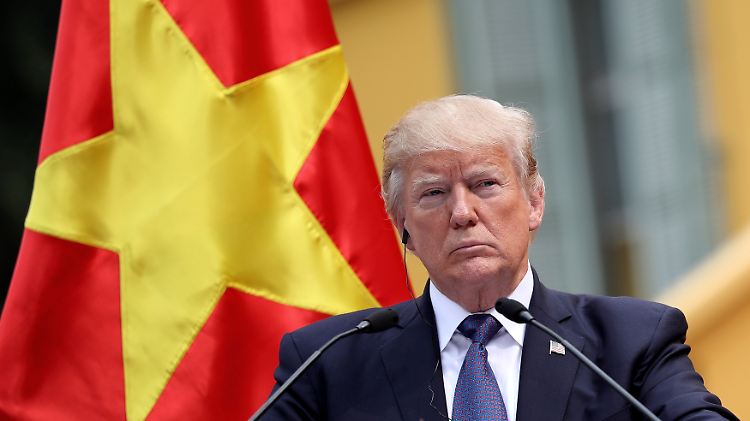 Trump zeigte sich überrascht, dass seine Äußerungen so verstanden worden waren, als vertraue er Putin mehr als der CIA - er vertraut offenbar beiden, auch wenn sie Gegensätzliches sagen.
