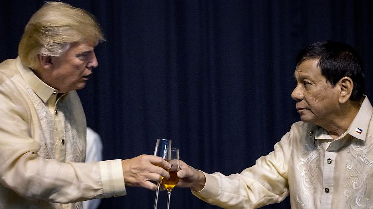 Am Sonntag traf Trump in Manila ein und nahm mit dem philippinischen Präsidenten Duterte an einer Feier zum 50. Jahrestags des südostasiatischen Staatenverbands Asean teil.