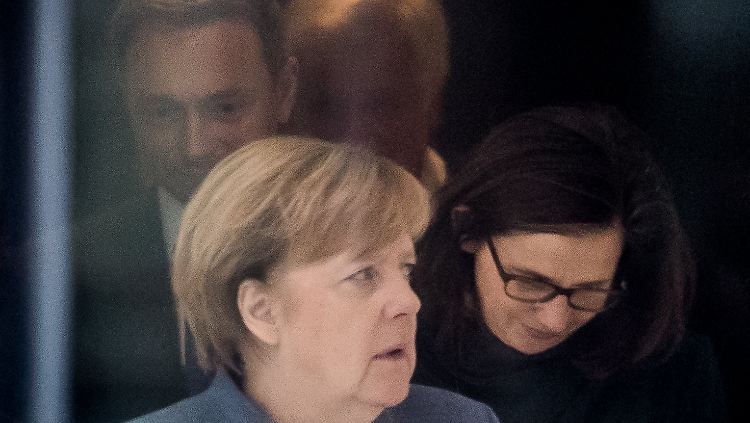 Bundeskanzlerin Merkel, Grünen-Fraktionschefin Göring-Eckardt, FDP-Chef Lindner und der CSU-Vorsitzende Seehofer auf dem Weg zu einer weiteren Verhandlungsrunde.