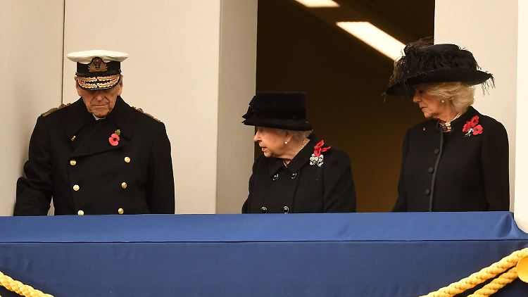Die Queen verfolgte die Kranzniederlegung von einem Balkon aus. Neben ihr Charles' Frau Camilla, die Herzogin von Cornwall, sowie Prinz Philip.