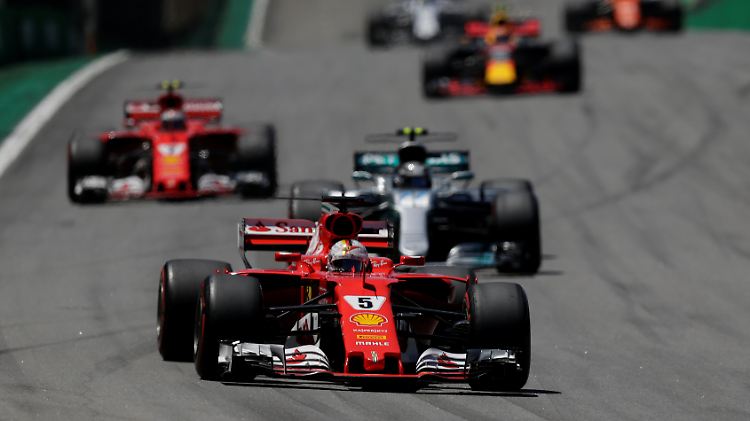 Feierte seinen ersten Rennsieg seit Juli: Sebastian Vettel im Ferrari (vorne)