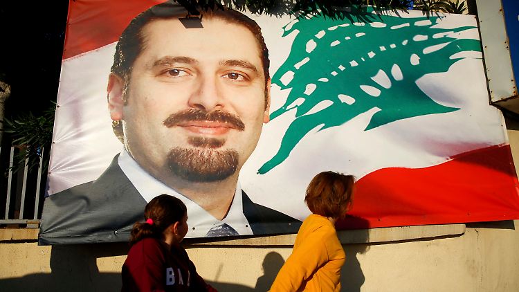 Premierminister Hariri auf einem Banner - seine Beliebtheit hat nach seinem seltsamen Abtritt noch zugenommen.