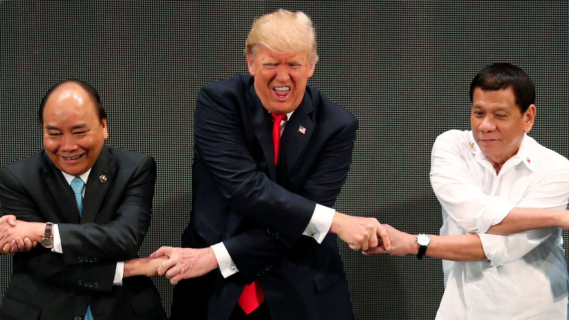 Auf den traditionellen Handschlag war Trump (mit Nguyen Xuan Phuc und Rodrigo Duterte) offensichtlich nicht vorbereitet.