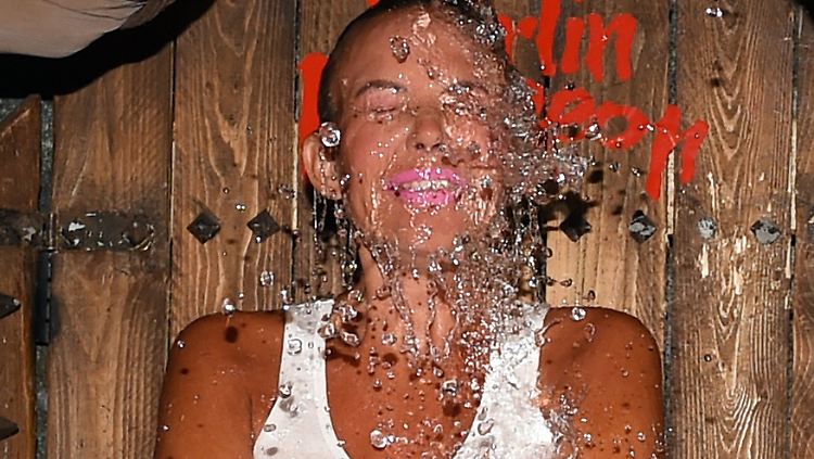 Kann Natascha Ochsenknecht noch irgendetwas schocken - nach dieser Eiswasser-Dusche?