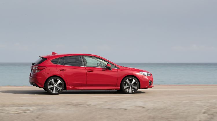 Flach und gestreckt wirkt die Karosserie des überarbeiteten Subaru Impreza.