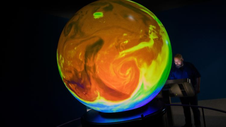 Hier rot markiert: der CO2-Ausstoß auf der Nordhalbkugel. Der Globus ist Teil der Ausstellung  "Wetterbericht - Über Wetterkultur und Klimawissenschaft" in der Bundeskunsthalle Bonn.