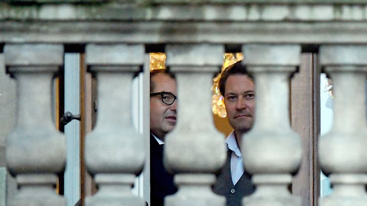 CSU-Landesgruppenchef Alexander Dobrindt und CSU-Generalsekretär Andreas Scheuer auf dem Balkon der Parlamentarischen Gesellschaft, wo die meisten Sondierungstreffen stattfinden.