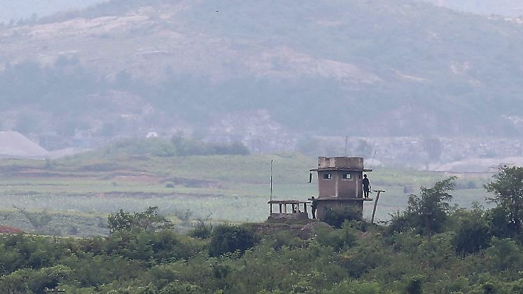 Nordkoreanische Grenzposten auf einem Wachturm in Panmunjom