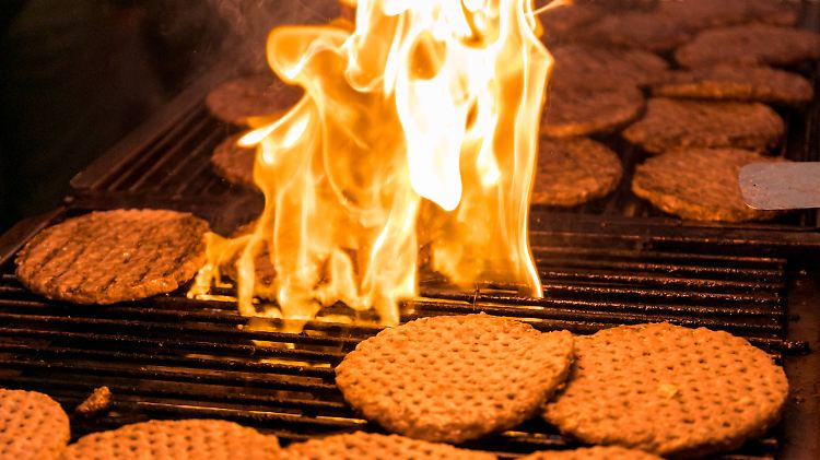 Burger-Fleisch brutzelt auf einem Grill. Ein dauerhafter Fastfood-Konsum kann auch bei Normalgewichtigen das Diabetes-Risiko erhöhen.