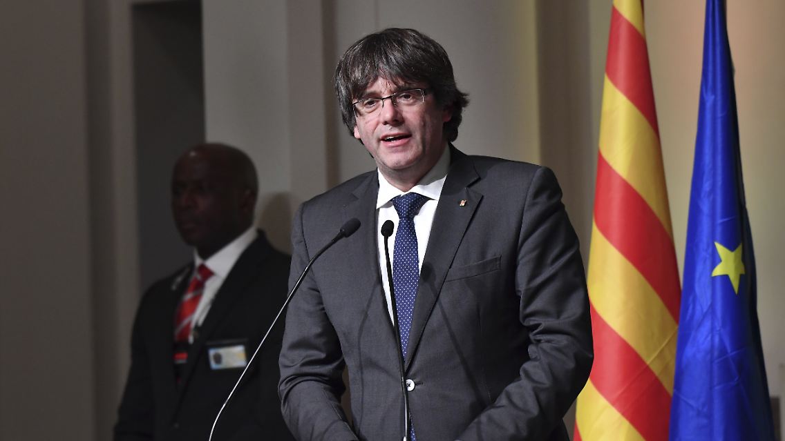 Puigdemont hatte sich nach Belgien begeben, um sich seiner Verhaftung in Spanien zu entziehen. Madrid verlangt über einen europäischen Haftbefehl seine Auslieferung.