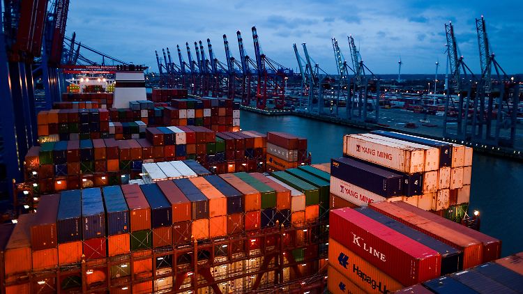Container stapeln sich in Hamburg am Burchardkai auf dem Deck eines Frachters.