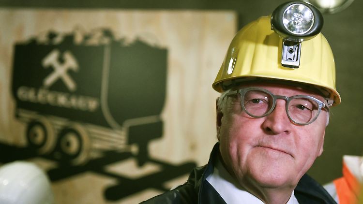 Bundespräsident Frank-Walter Steinmeier bei seinem Besuch in der Grube Niederschlag im Erzgebirge.