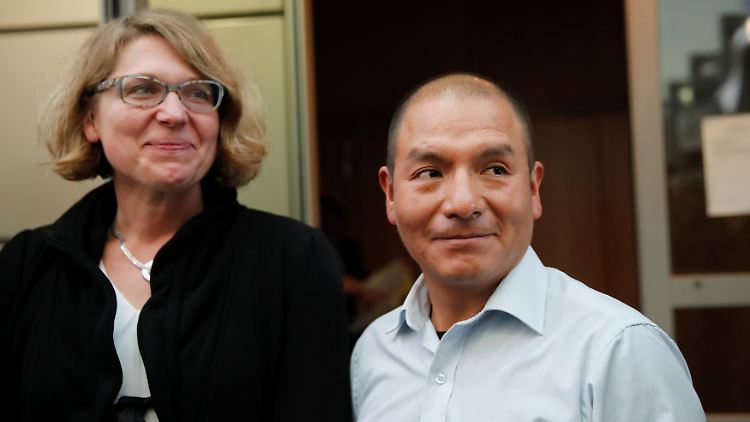 Saúl Luciano Lliuya mit seiner Anwältin Roda Verheyen.