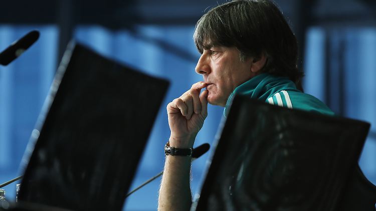 Professor Löw rätselt über den richtigen Mix.