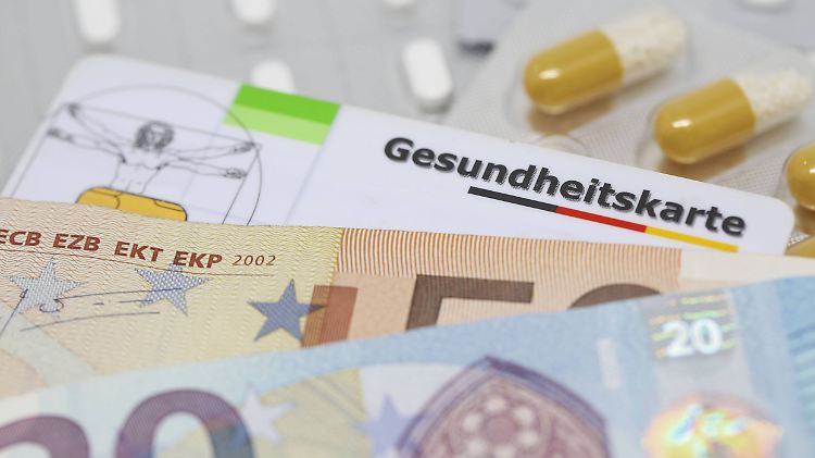 Wer von einer teuren Kasse zu einer günstigeren wechselt, kann einiges an Geld sparen.