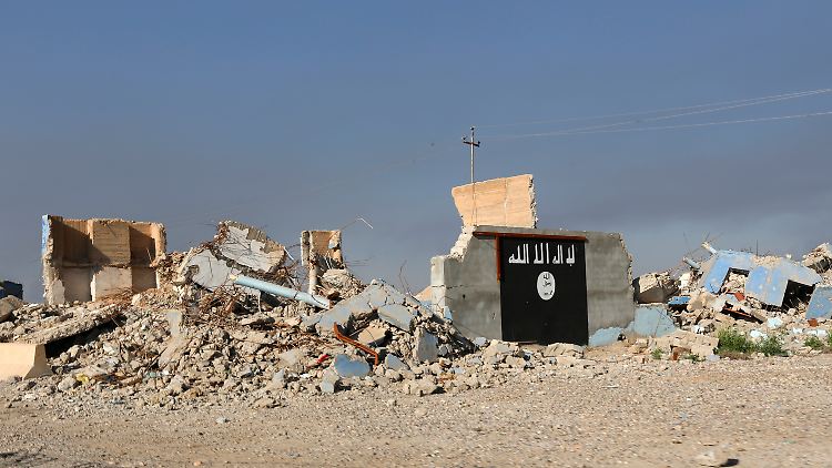 IS-Flagge an einem zerstörten Gebäude im Irak. Von dem einst furchteinflößenden Kalifat ist nicht mehr viel geblieben.