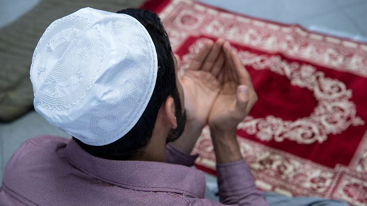 Muslim beim Beten: Die freie Religionsausübung ist in Deutschland ein hohes Gut.