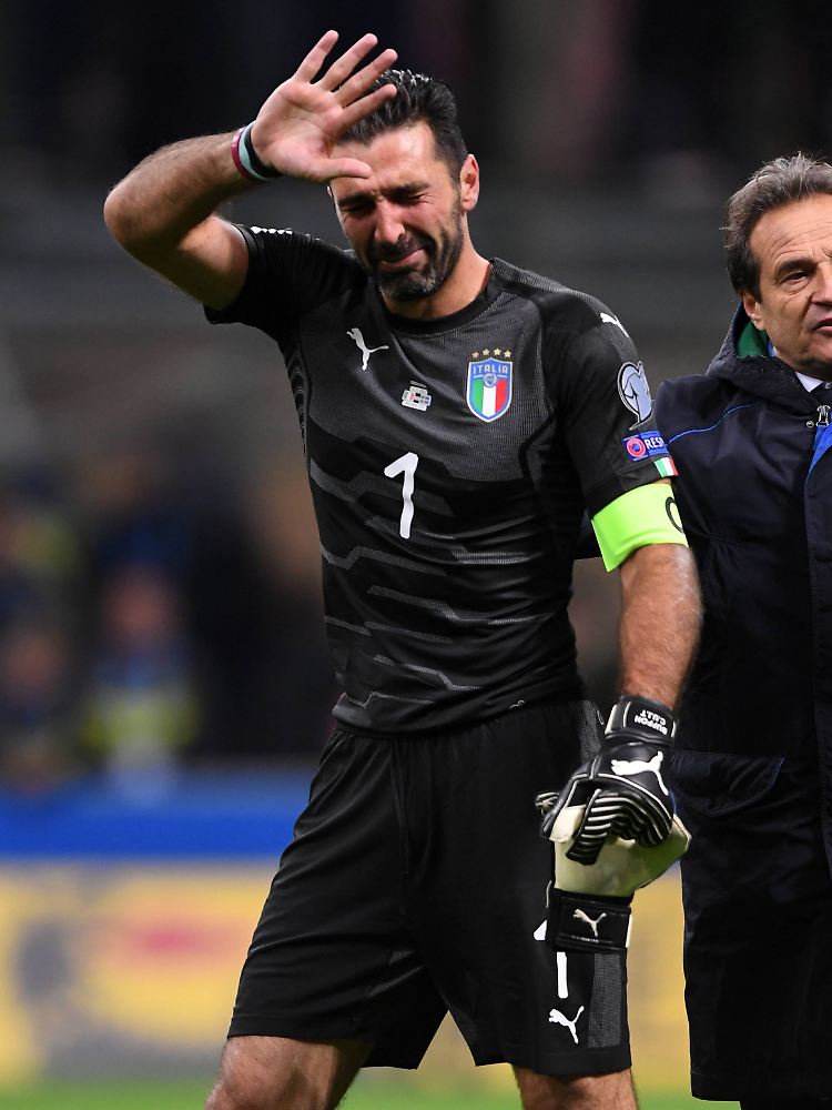 Tränenreich verabschiedet sich Gigi Buffon nach dem WM-Aus von den Fans.