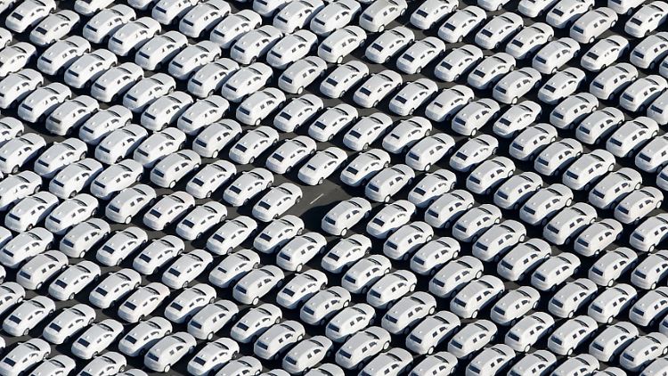 Neuwagen warten am VW-Werk Emden auf ihre Auslieferung.