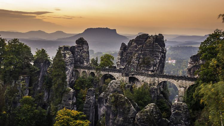 Der Bastei-Felsen wird sicherer gemacht.