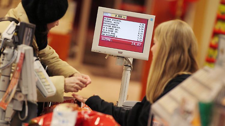 Für Lebensmittel müssen Verbraucher aktuell tiefer in die Tasche greifen.