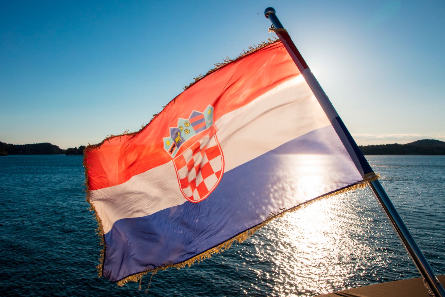 Auf geht es auf eine Reise entlang der dalmatinischen Küste mit Bildern von Holger Leue und Lars Böhnke. Unbeschwertes Loslassen unter der Sonne und Flagge Kroatiens - das ist an Bord von kleinen Kreuzfahrtschiffen bestens möglich.