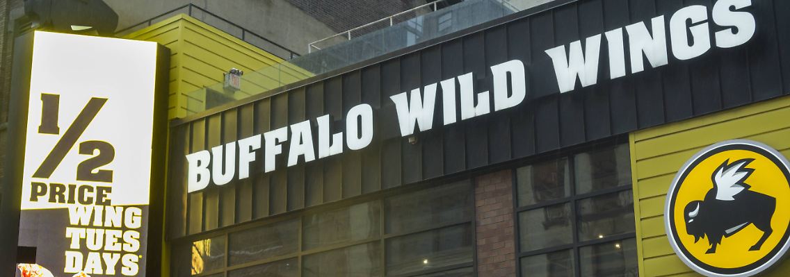 Die Restaurantkette hat sich auf frittierte Hühnerflügel spezialisiert, die in den USA Buffalo Wings genannt werden - hierzulande eher als Chicken Wings bekannt sind.