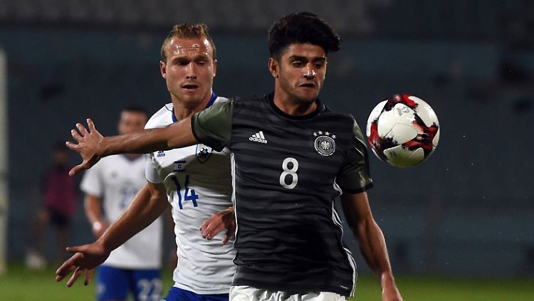 Mahmoud Dahoud zeigt ein starkes Spiel.