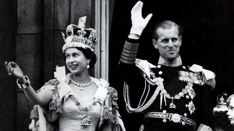 Das royale Paar im Alter von 25 und 30 Jahren bei Elizabeth' Krönung 1953.