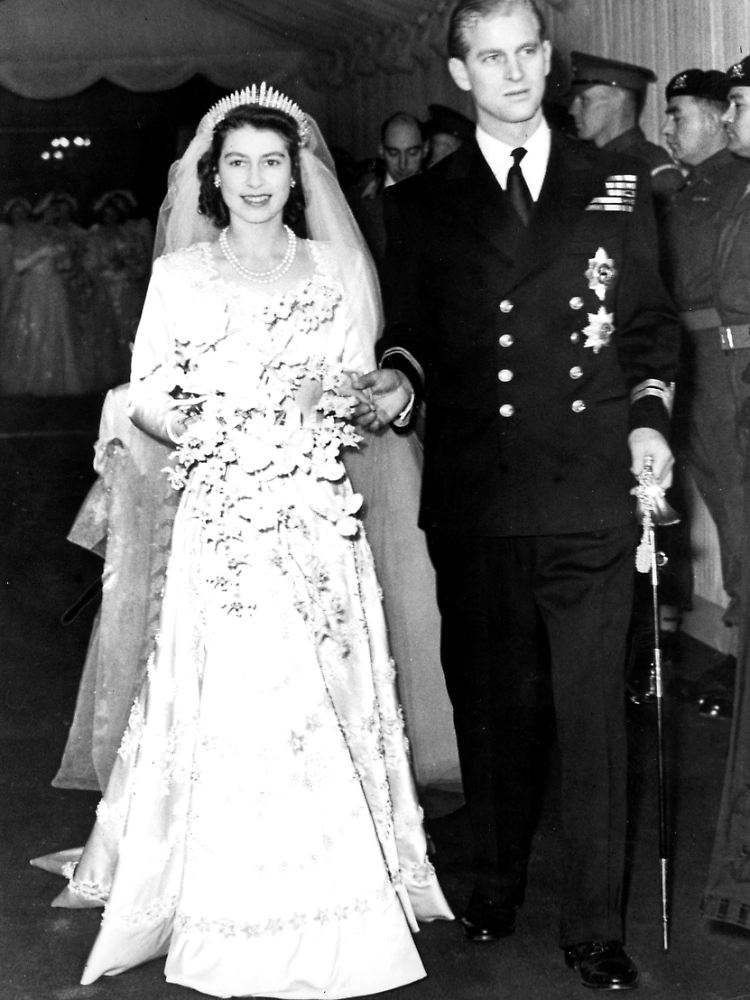 Für Elizabeth' mit 10.000 Perlen besticktes Hochzeitskleid gab die Familie kurz nach dem Krieg alle Kleidermarken her.