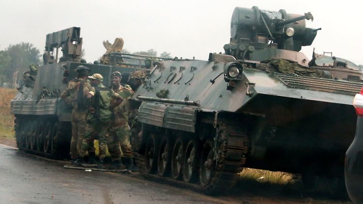 Außerhalb von Harare waren Panzer an den Straßen zu beobachten.