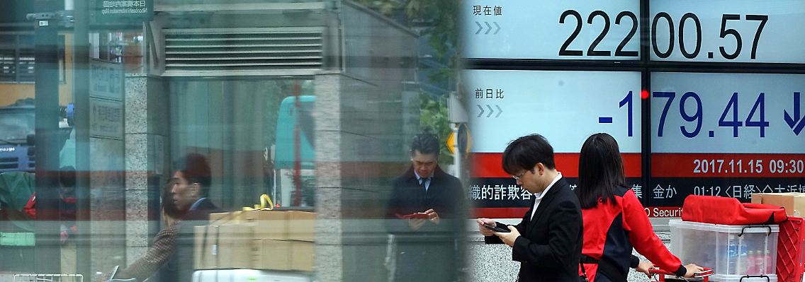 Straßenszene in Tokio: Der Nikkei fällt kurz nach Handelsstart am Mittwoch unter die Marke von 22.200 Punkten.