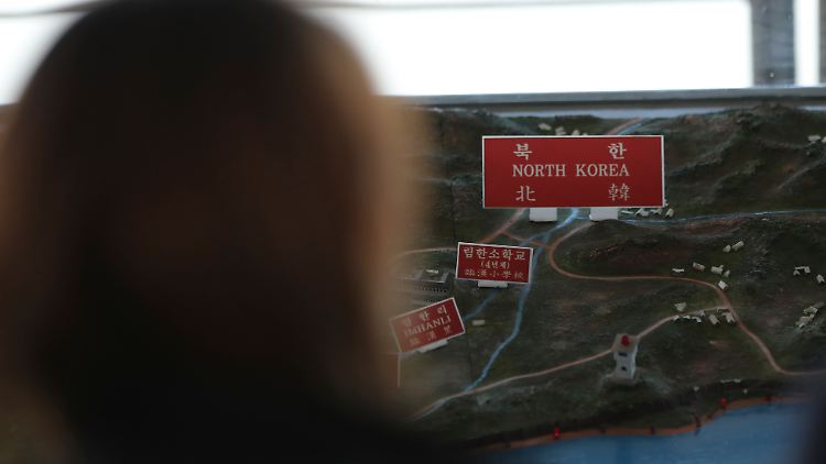 Schwelender Konfliktherd: Eine Frau schaut sich eine Karte der innerkoreanischen Grenze an.