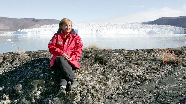Auftritt als "Klimakanzlerin": Angela Merkel, hier im August 2007 bei einem Ortstermin zum Thema Erderwärmung am Eqi-Gletscher bei Ilulissat in Grönland.