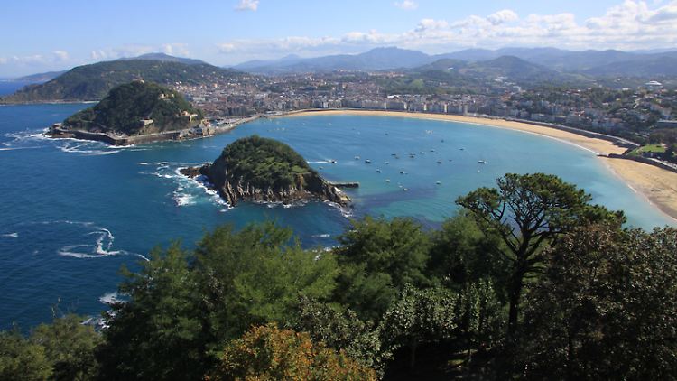 Blick auf die muschelförmige Concha-Bucht von San Sebastián mit Altstadt - die Metropole am Meer lockt viele Feinschmecker an.