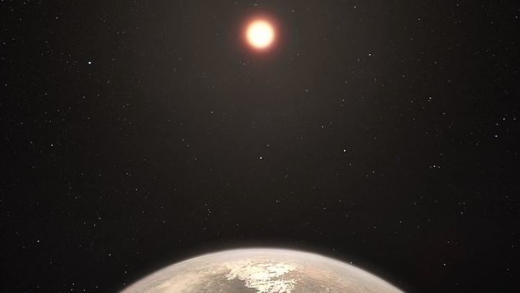 Planet Ross 128 b mit seinem Heimatstern in einer Computergrafik.
