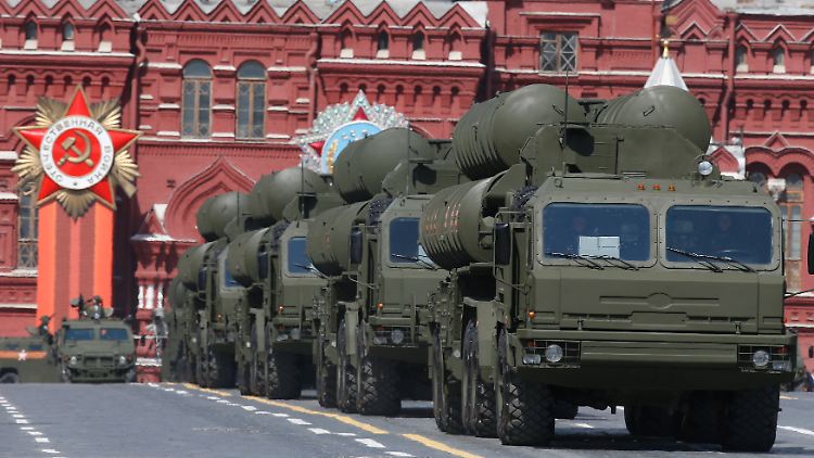 Vier Startbehälter mit je einer Rakete je Fahrzeug: Russische S-400-Träger bei einer Militärparade in Moskau.