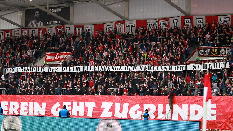Die Fans von Rot-Weiß Erfurt haben längst genug von den Querelen in ihrer Vereinsführung.