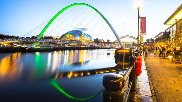 Weder grau noch trist oder trüb: Die Millennium Bridge und die Sage Concert Hall (im Hintergrund) sind die baulichen Symbole für die Wiederauferstehung Newcastles.