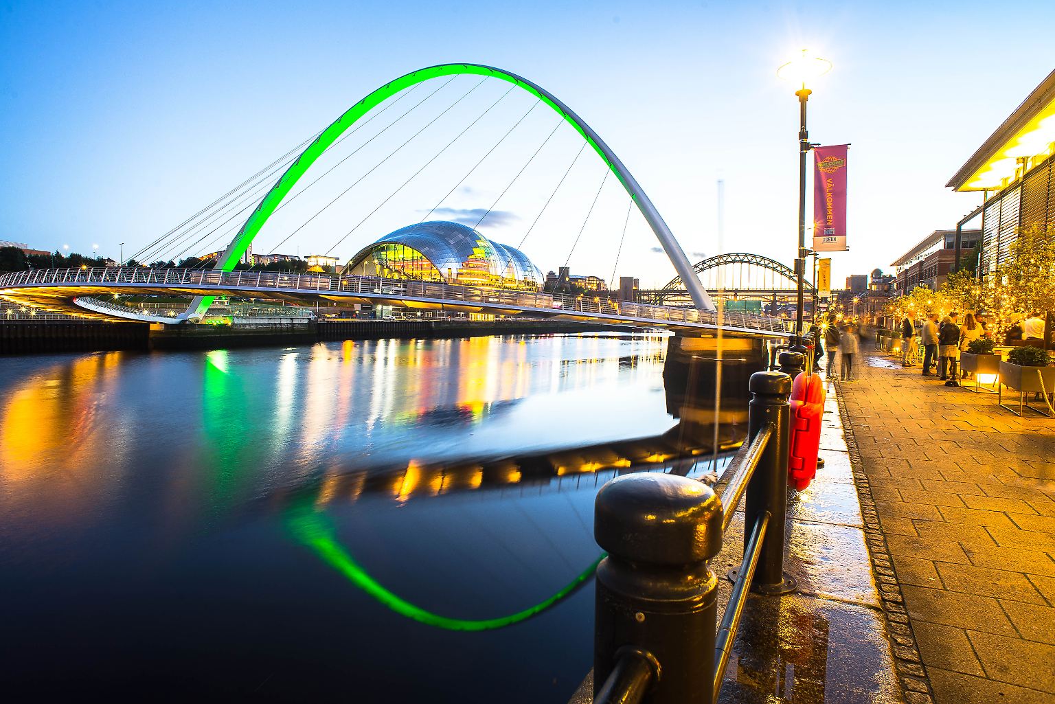 Trist und Trübe? Newcastle stemmt sich gegen Vorurteile. Seit dem Niedergang der Industrie in den 1980er-Jahren hat sich viel getan. Die illuminierte Millennium Bridge erstrahlt bunt, ... 