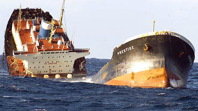 Der in zwei Teile gebrochene Öltanker "Prestige" sinkt am 19.11.2002 nahe Caion vor der Nordwestküste Spaniens.